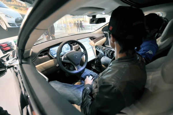 Los Visitantes Prueban Coche Eléctrico Modelo Exhibición Tienda Tesla Beijing — Foto de Stock