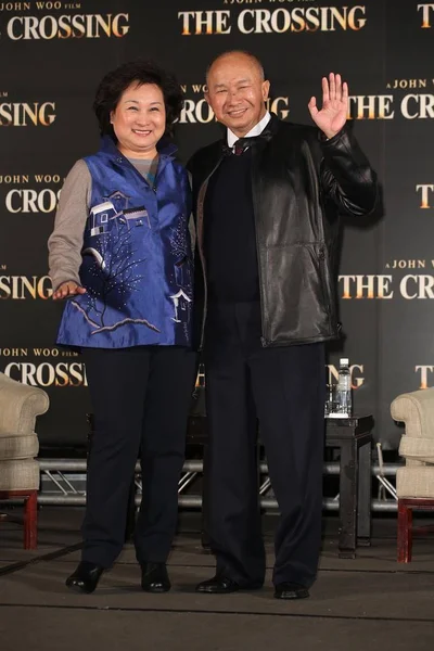 香港导演吴宇森 和妻子吴宇森在台湾台北举行的新片 新闻发布会上挥手致意 — 图库照片