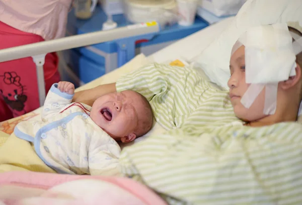 Das Jährige Mädchen Ting Ting Rechts Das Bei Einem Angriff — Stockfoto