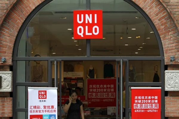 Seorang Pelanggan Menggunakan Ponselnya Saat Meninggalkan Sebuah Toko Uniqlo Wuhan — Stok Foto