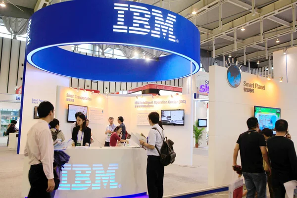 Människor Besöker Ibm Monter Vid Utställning Nanjing Stad Östra Chinas — Stockfoto