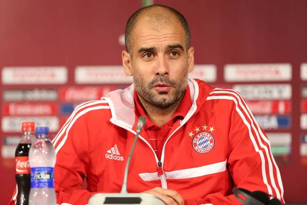 Głowy Trener Pep Guardiola Germanys Bayern Monachium Mówi Konferencji Prasowej — Zdjęcie stockowe