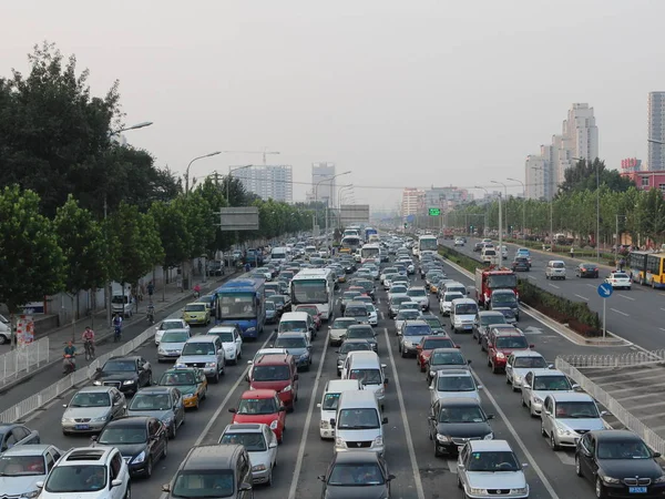 2013 中国の北京で渋滞中に道路上をゆっくりと大衆車の移動します — ストック写真