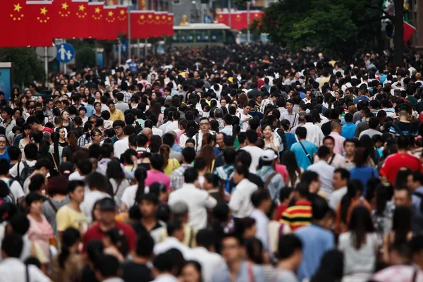 Turister Folkmassan Shoppinggatan Nanjing Road Nationaldagen Shanghai Kina Oktober 2013 — Stockfoto