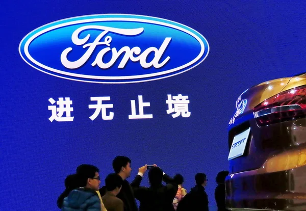 Persone Visitano Stand Ford Durante Una Mostra Automobilistica Shanghai Cina — Foto Stock