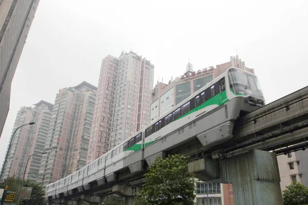 Een Lichte Trein Reist Een Viaduct Chongqing China November 2012 — Stockfoto