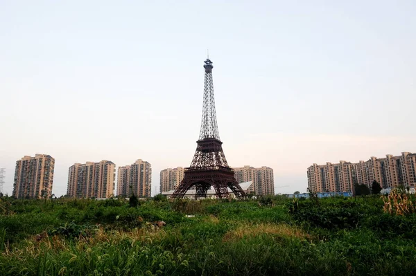 Copia Tamaño Medio Torre Eiffel Representa Tianducheng Una Pequeña Comunidad — Foto de Stock