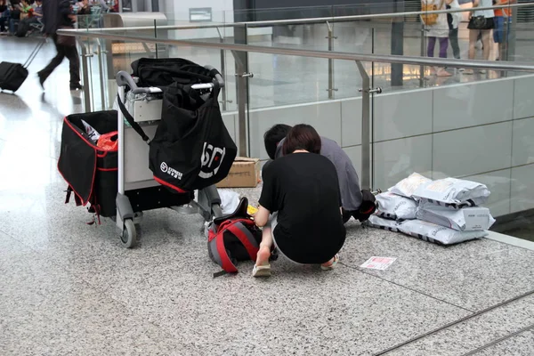 Chinese Medewerkers Van Express Sorteer Pakjes Terminal Van Guangzhou Baiyun — Stockfoto