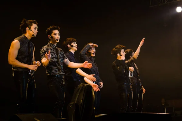 Členové Jihokorejské Boy Band Provést Během Jejich Debut Pevninské Číny — Stock fotografie