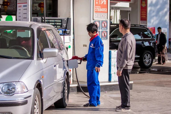 Empleado Repostará Automóvil Una Gasolinera Guangzhou Provincia Guangdong Sureste Chinas — Foto de Stock
