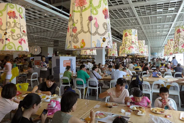 Clientes Almoçam Cantina Nova Loja Móveis Ikea Distrito Baoshan Xangai — Fotografia de Stock