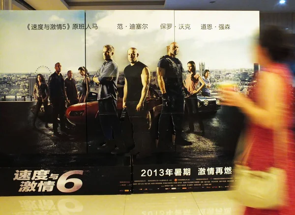 Cinéphile Chinois Passe Devant Une Affiche Film Fast Furious Dans — Photo