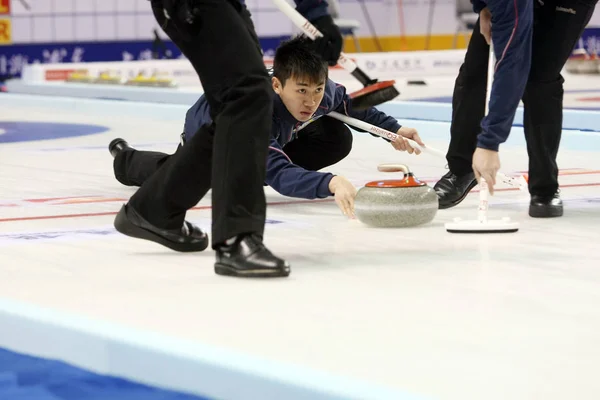 日本の清水哲郎がオーストラリアとの試合で石をリリースしました 太平洋 アジアカーリング選手権大会 2013 月15日 — ストック写真