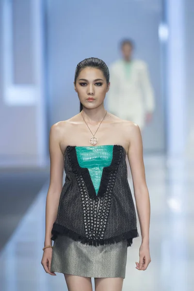 モデルは中国の兄弟デザイナー呉 Xuewei 2013 上海に上海ロンドンファッションウィークの春 2014年の番組オープニングのファッションショーで呉 Xuekai によって新しい創造を表示します — ストック写真