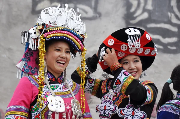 Kinesiska Kvinnor Etniska Minoritet Klädd Traditionella Kostymer Skratta Festevenemang För — Stockfoto