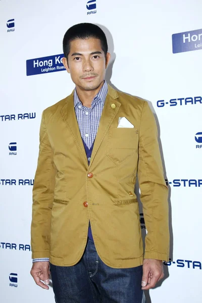 2012 日ファッション ブランド Star Raw 中国でのプロモーション活動中に香港歌手および俳優アーロンクォック ポーズします — ストック写真