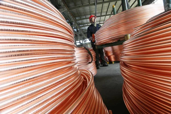 2011年2月11日 中国江苏省南通市一家铜制品厂的铜管车间工人起吊铜管线圈 — 图库照片