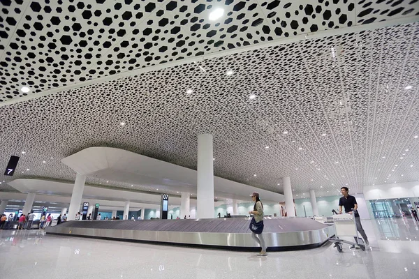 Mensen Bezoeken Terminal Van Shenzhen Baoan International Airport Tijdens Trial — Stockfoto