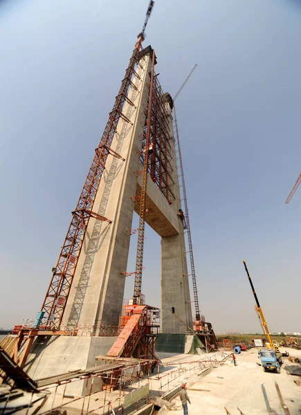 Datei Chinesische Arbeiter Bauen Den Nordturm Der Taizhou Yangtze Brücke — Stockfoto