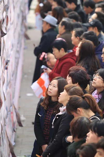 2013年11月10日 在河南省徐昌市举办的 光棍节 年轻的单身参与者及其家人在一项大规模的婚介活动中查看了其他单身汉的个人信息 — 图库照片
