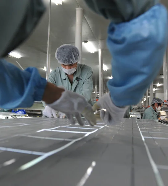 Trabajadores Chinos Alinean Células Fotovoltaicas Para Fabricar Paneles Solares Planta —  Fotos de Stock