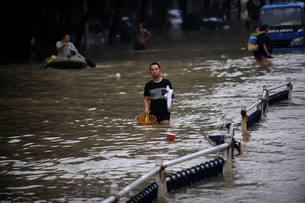 Miejscowi Obywatele Chodzić Zalane Ulicy Ulewne Deszcze Spowodowane Przez Typhoon — Zdjęcie stockowe