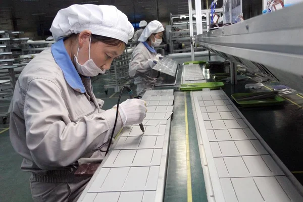 2013年8月5日 中国東部江蘇省江蘇省江蘇省安寧市の工場で 中国人女性労働者が欧州に輸出するソーラーパネルを生産 — ストック写真