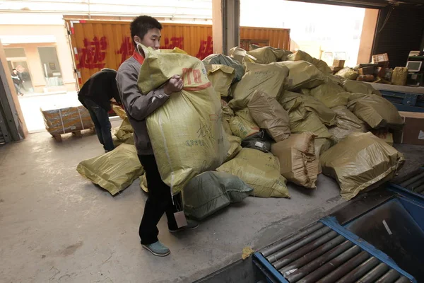 Κινέζοι Εργάτες Ταξινομίζουν Δέματα Από Ηλεκτρονικές Αγορές Πριν Από Την — Φωτογραφία Αρχείου