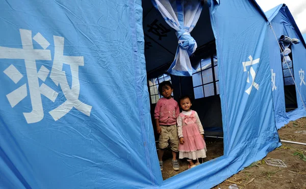Молодые Китаянки Пострадавшие Землетрясения Магнитудой Балла Позируют Спасательной Палатке Деревне — стоковое фото