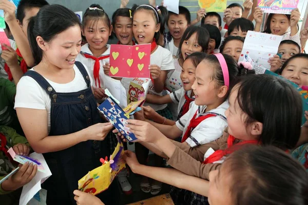 Учитель Получает Открытки День Учителя Учеников Начальной Школы Округе Ганью — стоковое фото