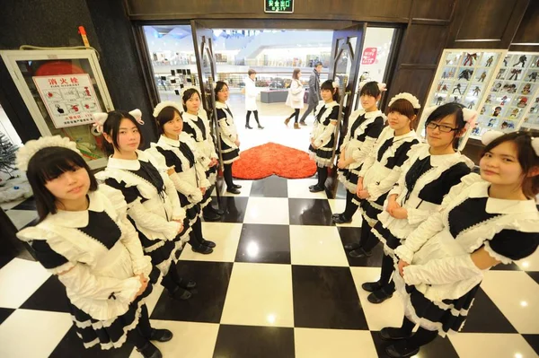 Serveersters Gekleed Als Meiden Begroeten Klanten Een Cosplay Restaurant Yangzhou — Stockfoto