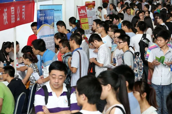 2013年9月15日 中国毕业生求职者参加在中国东部江苏省南京市举行的招聘会 — 图库照片