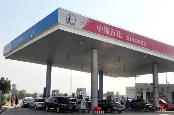 Carros Serem Reabastecidos Aguardam Posto Gasolina Sinopec Suzhou Leste Província — Fotografia de Stock