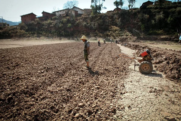 Chinesische Dorfbewohner Kontrollieren Ihre Ausgetrockneten Felder Während Einer Dürre Pingdi — Stockfoto