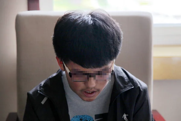 オンライン投稿で拘束された後に釈放された16歳の学生ヤン ホイは 2013年9月23日 中国北西部の甘粛省北西部 天津市の張家川湖市で行われたインタビューの中で語った — ストック写真