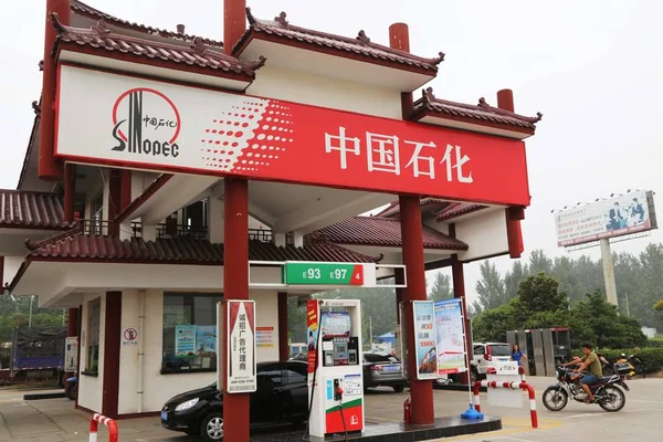 Samochody Tankować Czekać Stacji Benzynowej Sinopec Xuchang Centralnej Chinas Prowincji — Zdjęcie stockowe