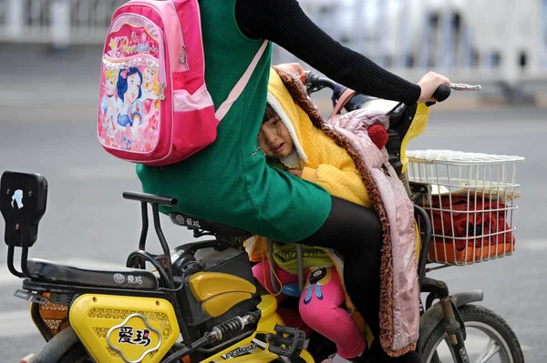 Una Joven Vestida Con Abrigos Contra Ola Frío Agacha Frente — Foto de Stock