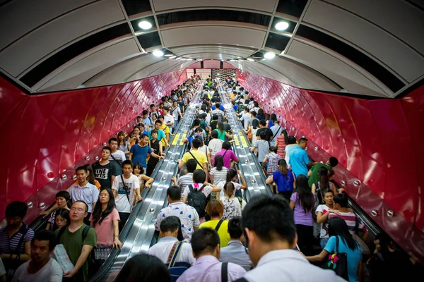 Skara Passagerare Rulltrapporna Vid Tunnelbanestation Guangzhou City Södra Chinas Guangdong — Stockfoto