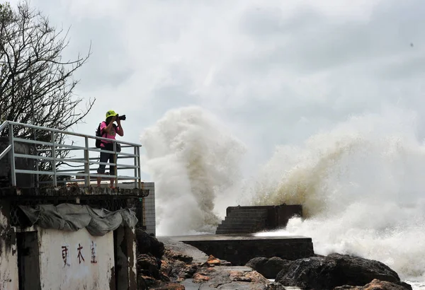 Τεράστια Κύματα Που Προκαλούνται Από Πλησιάζει Τυφώνας Nari Χτυπήσει Seacoast — Φωτογραφία Αρχείου