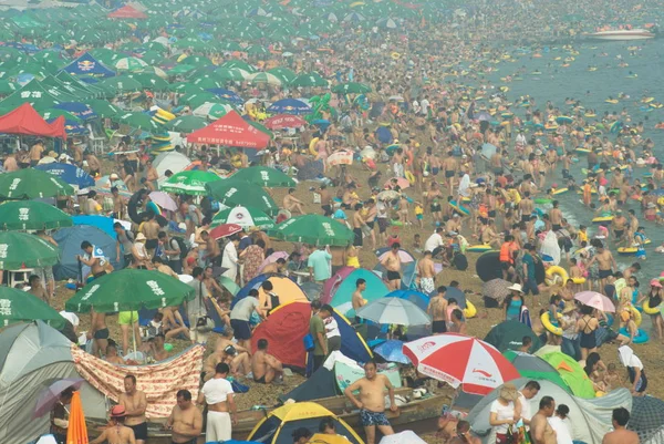 Holidaymakers Crowd Beach Cool Scorching Day Dalian Northeast Chinas Liaoning — Stock Photo, Image