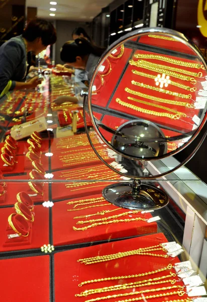 中国の顧客は 邯鄲のゴールドショップで金の装飾品を購入します 中央中国河北省 月2013 — ストック写真