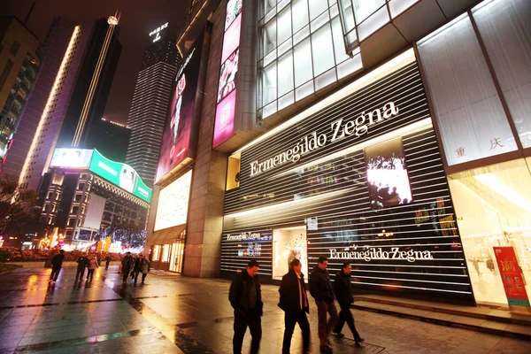 Pedestres Passam Por Uma Boutique Ermenegildo Zegna Chongqing China Janeiro — Fotografia de Stock