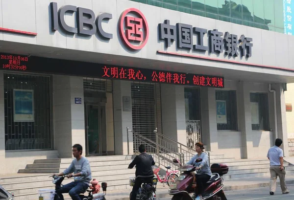 Велосипедисти Їздити Повз Відділення Промислового Комерційного Банку Китаю Icbc Xuchang — стокове фото