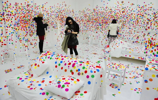 Besucher Nehmen Kunstwerken Der Japanischen Künstlerin Yayoi Kusama Während Ihrer — Stockfoto