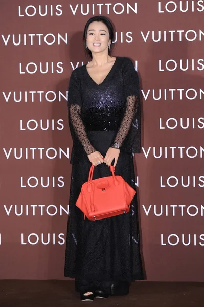 2013 半島の北京のホテルでルイ ヴィトンの新しいブティックの開会式中に中国の女優コン リーのポーズします — ストック写真