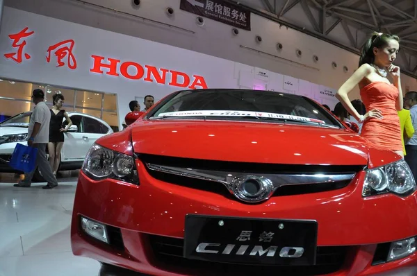 Modelo Posa Com Carro Ciimo Stand Dongfeng Honda Uma Joint — Fotografia de Stock