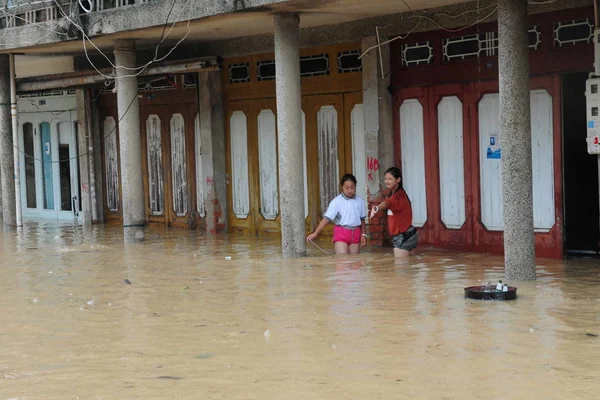 Dwie Młode Dziewczyny Stoją Rozlewiskach Ulicy Ulewne Deszcze Spowodowane Przez — Zdjęcie stockowe