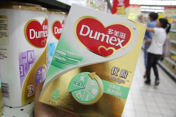 Ügyfél Üzletek Egy Doboz Dumex Baba Formula Danone Egy Szupermarket — Stock Fotó