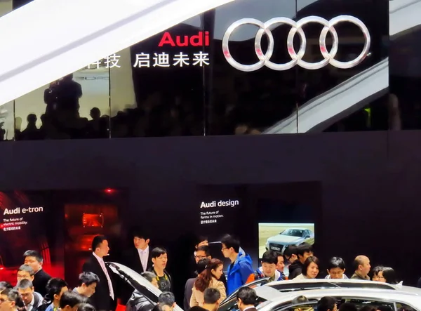 Bezoekers Menigte Stand Van Audi Tijdens 15E Shanghai International Automobile — Stockfoto
