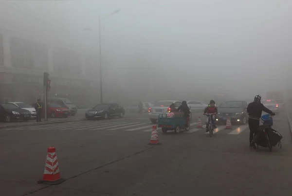 2013年10月21日 在中国东北黑龙江省哈尔滨市 一名骑自行车的人在浓雾中推着自行车上路 — 图库照片